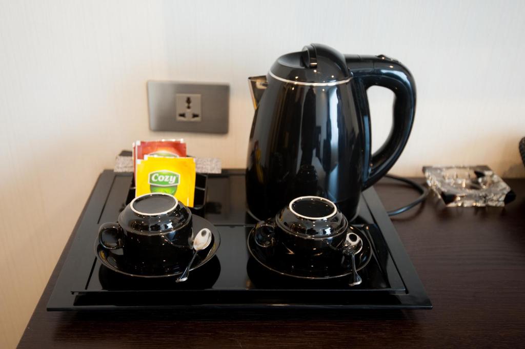 Příslušenství pro přípravu čaje a kávy v ubytování Sakura Hotel