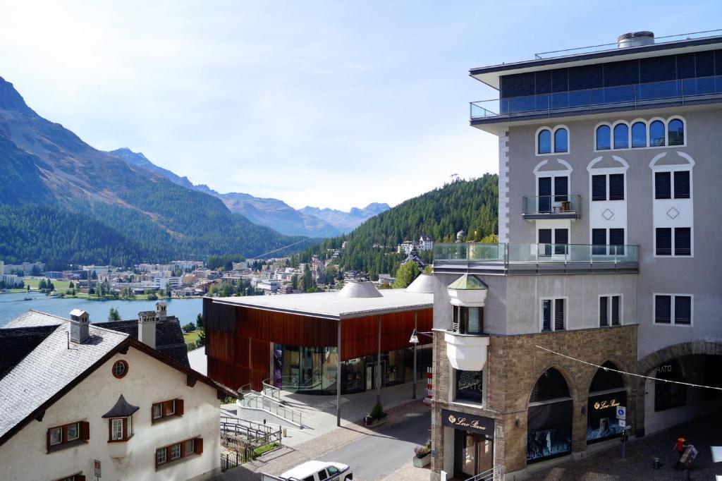 uma vista para uma cidade com montanhas ao fundo em Au Reduit em St. Moritz