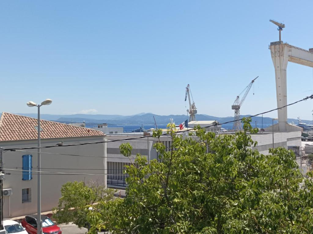 widok z dachu budynku z żurawiami w obiekcie La Casa De La Ciotat w mieście La Ciotat