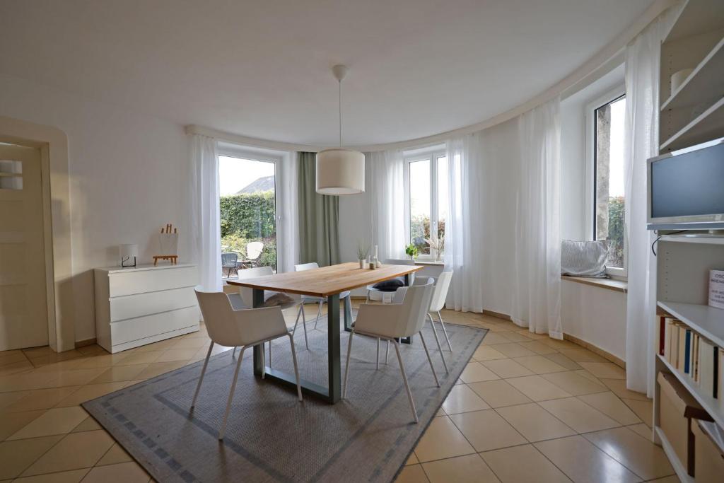 a dining room with a table and chairs in a kitchen at Paterre Wohnung in der Rosa Villa in Selb