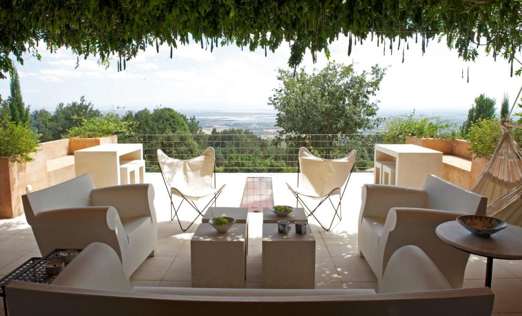 um pátio com cadeiras, uma mesa e uma vista em Casa Los Bancales em Candeleda