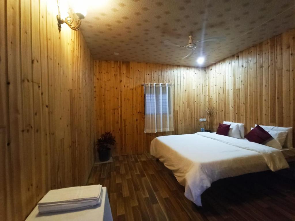 Ένα ή περισσότερα κρεβάτια σε δωμάτιο στο Yugankur Farmhouse