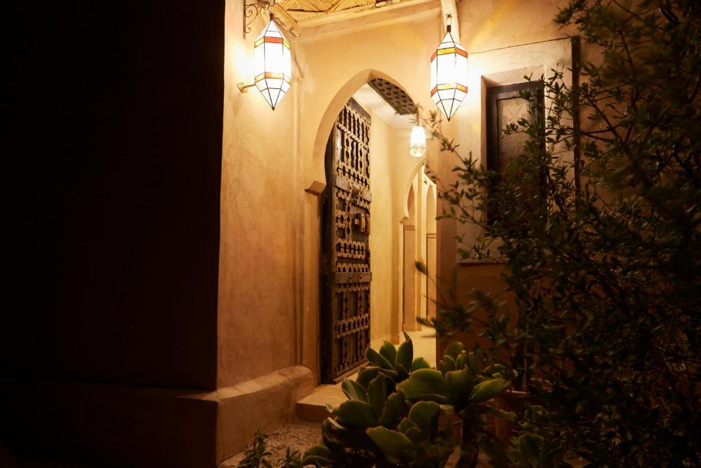 una entrada a un edificio con una puerta y luces en Kasbah Flilou, en Aït Ougliff