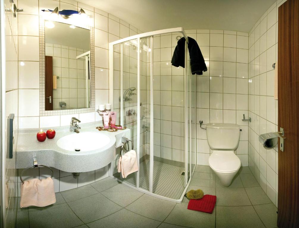 ゼーフェルト・イン・チロルにあるHaus Wandlのバスルーム(シャワー、洗面台、トイレ付)