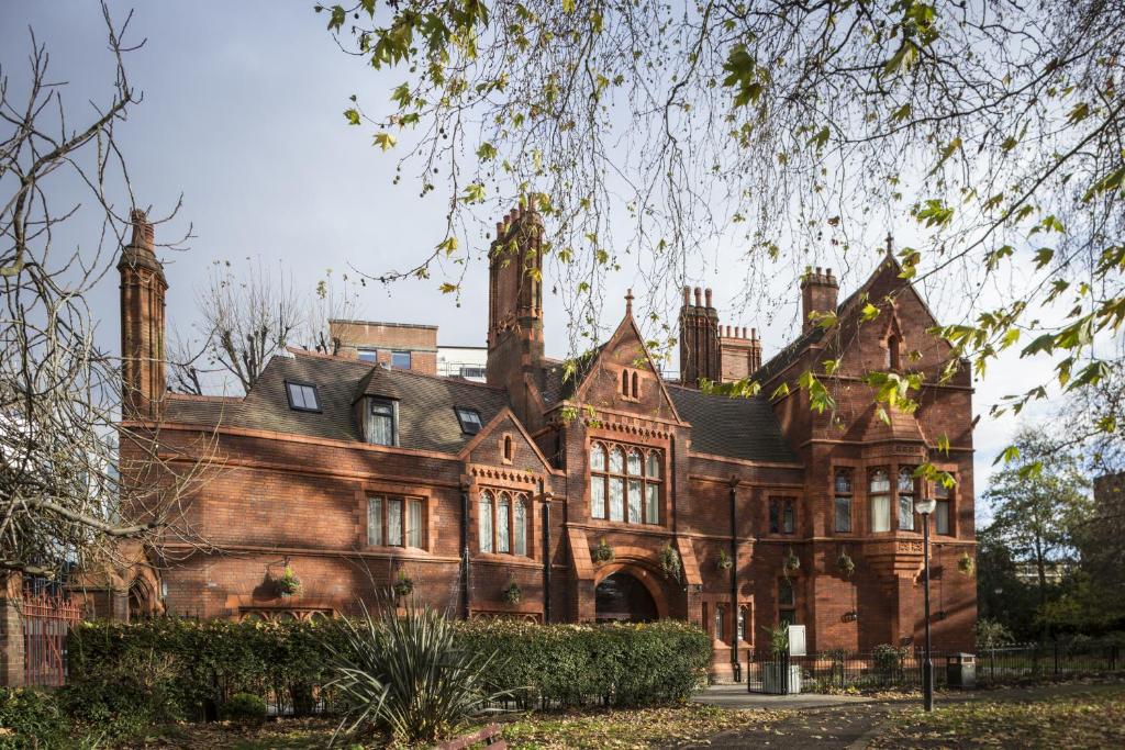 een oud stenen huis met twee schoorstenen bij St Paul's Hotel in Londen