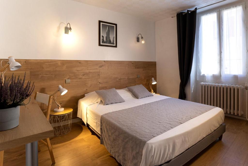 Postel nebo postele na pokoji v ubytování Hôtel du Midi