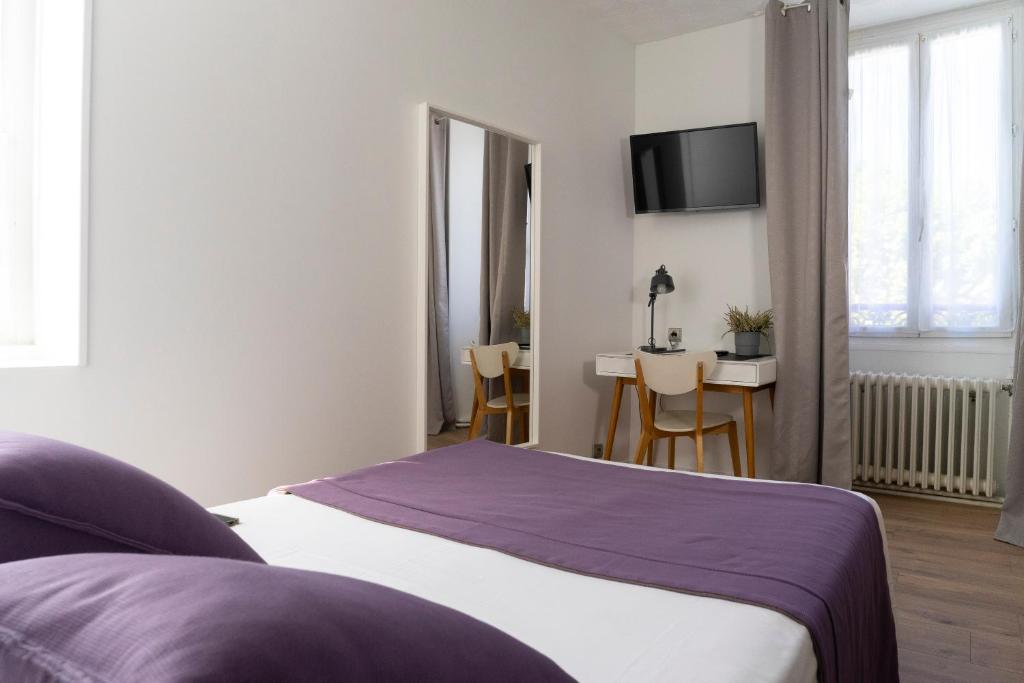 Postel nebo postele na pokoji v ubytování Hôtel du Midi