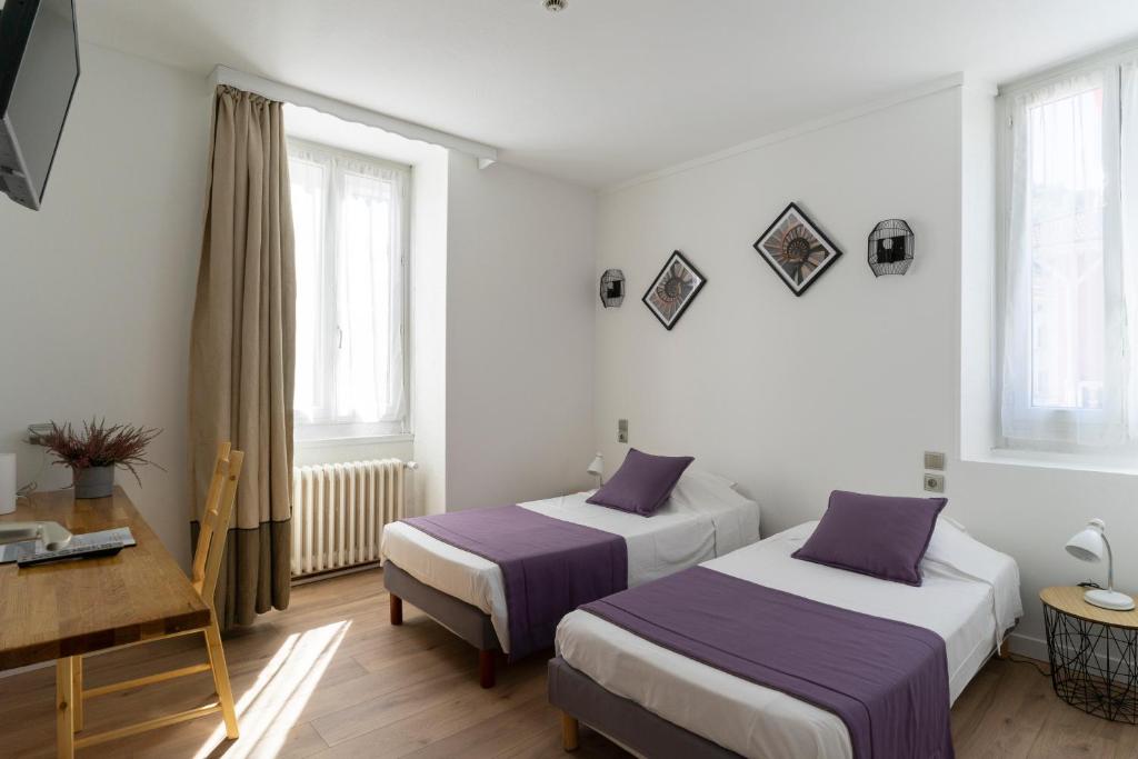 Postel nebo postele na pokoji v ubytování Hôtel du Midi