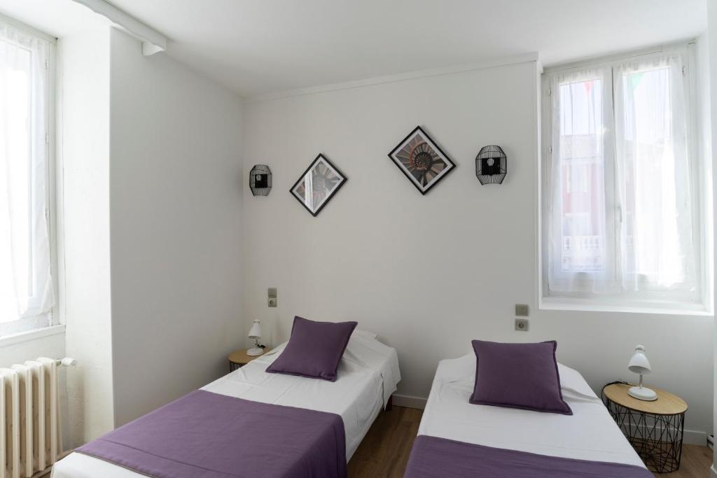 Postel nebo postele na pokoji v ubytování Hôtel du Midi