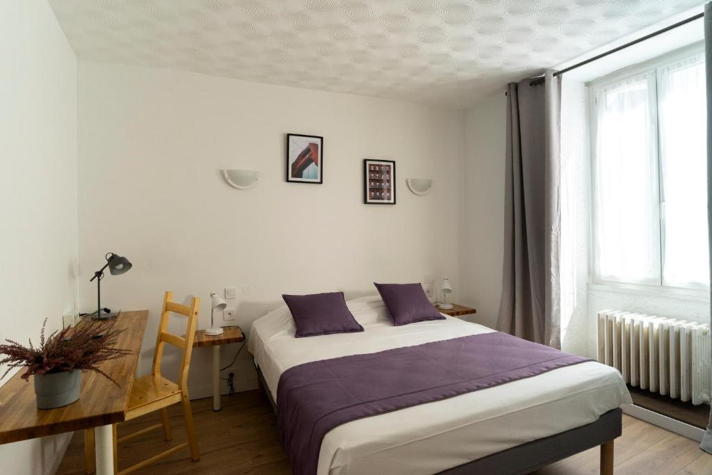 Postel nebo postele na pokoji v ubytování Hôtel du Midi