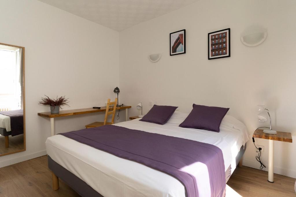 Postel nebo postele na pokoji v ubytování Hôtel du Midi