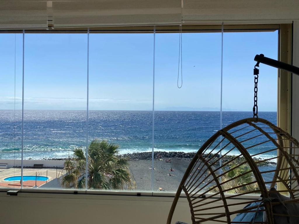 Habitación con ventana y vistas al océano. en MIRANDO AL MAR TENERIFE, en Candelaria