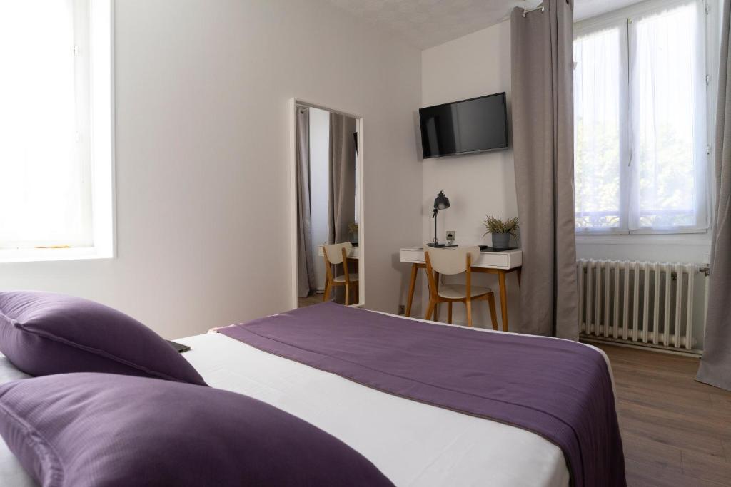 Postel nebo postele na pokoji v ubytování Hôtel du Midi