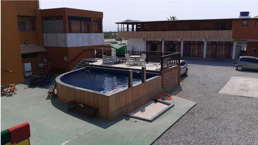 una vista aérea de una piscina en un edificio en Arraial do Cabo – Subuai Village - Aluguel Econômico, en Arraial do Cabo