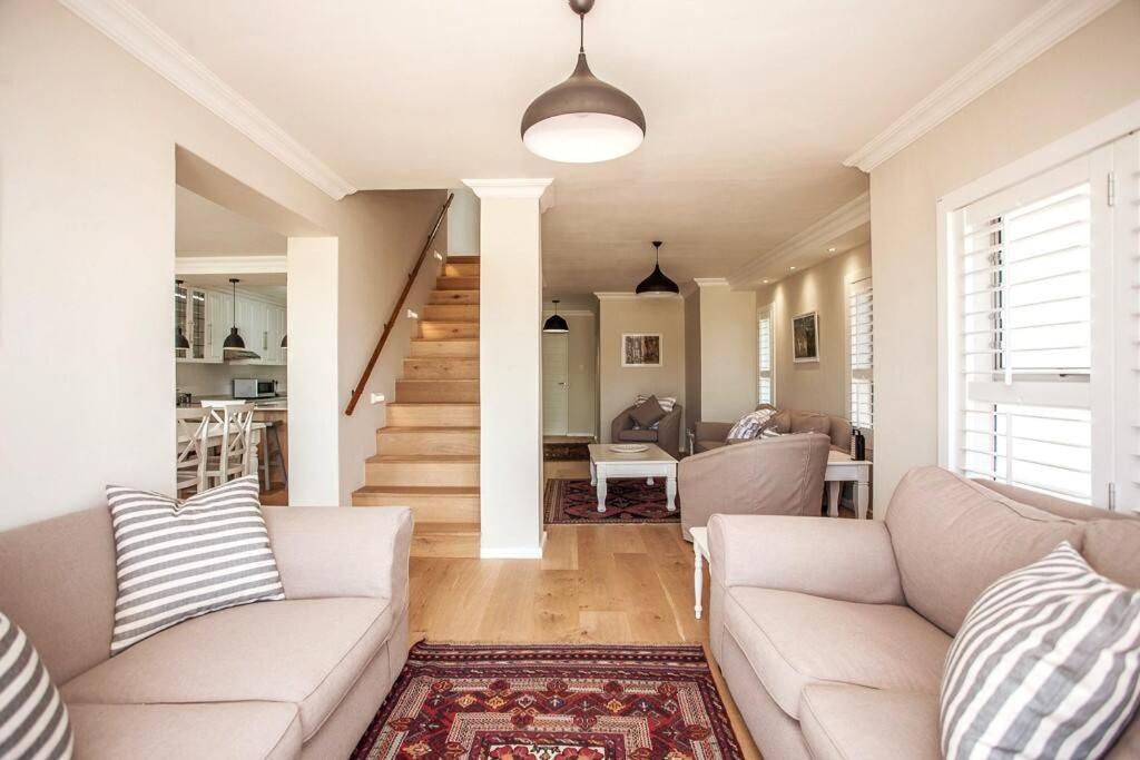 Posezení v ubytování Beachfront Apartment @ Summerseas