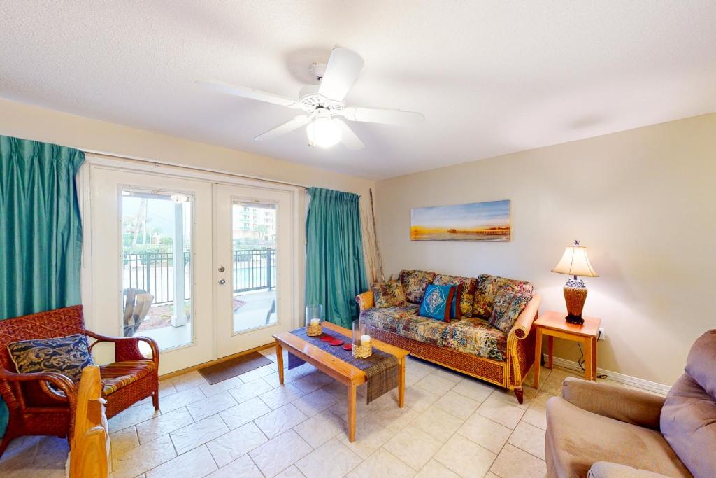 een woonkamer met een bank en een tafel bij Grand Caribbean West 0107 in Perdido Key