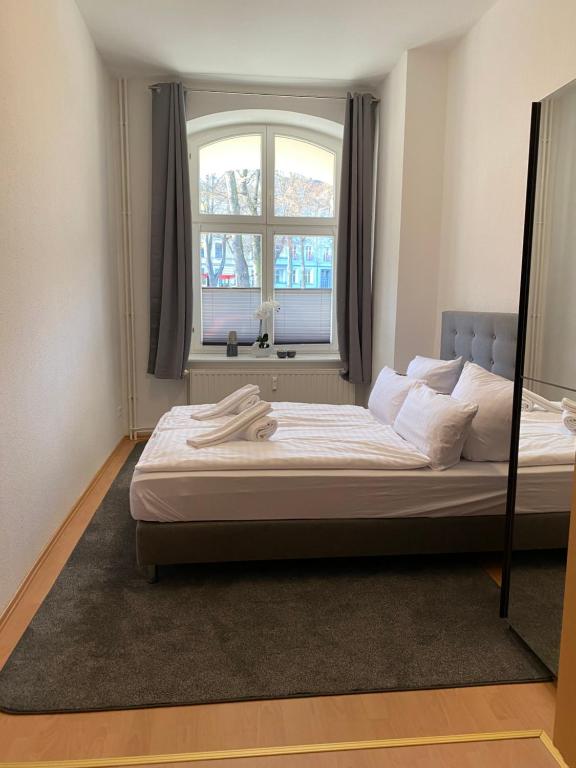 a bed in a room with a window at Hotel &amp; Restaurant ,,Zur Alten Oder&quot; in Frankfurt-Oder in Frankfurt Oder