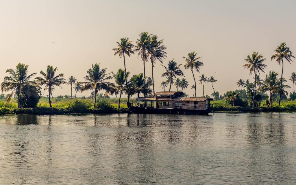 Zdjęcie z galerii obiektu RAJATHEERAM BEACH HOMESTAY & BACkWATER CRUISE Alleppey w mieście Alappuzha