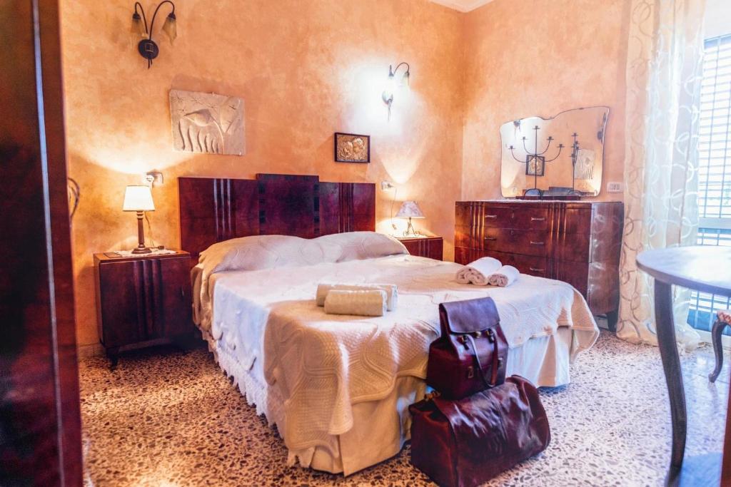 1 dormitorio con 1 cama con 2 mesas y 2 lámparas en Campanino68 en San Martino Valle Caudina