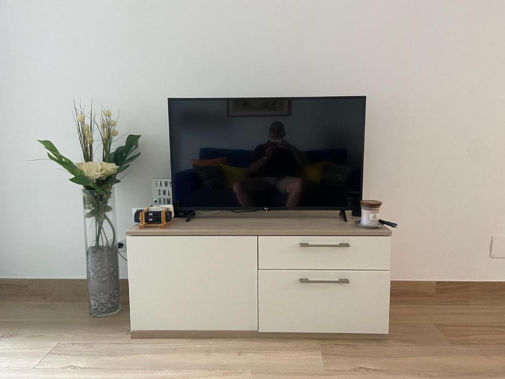 TV a/nebo společenská místnost v ubytování TERRASSE A LA PLAGE