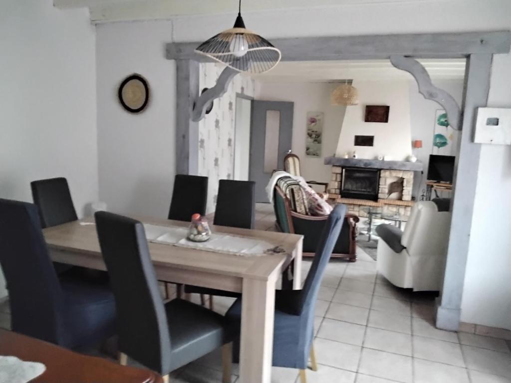 ein Esszimmer und ein Wohnzimmer mit einem Tisch und Stühlen in der Unterkunft Maison LABORDE in Saint-Agnet