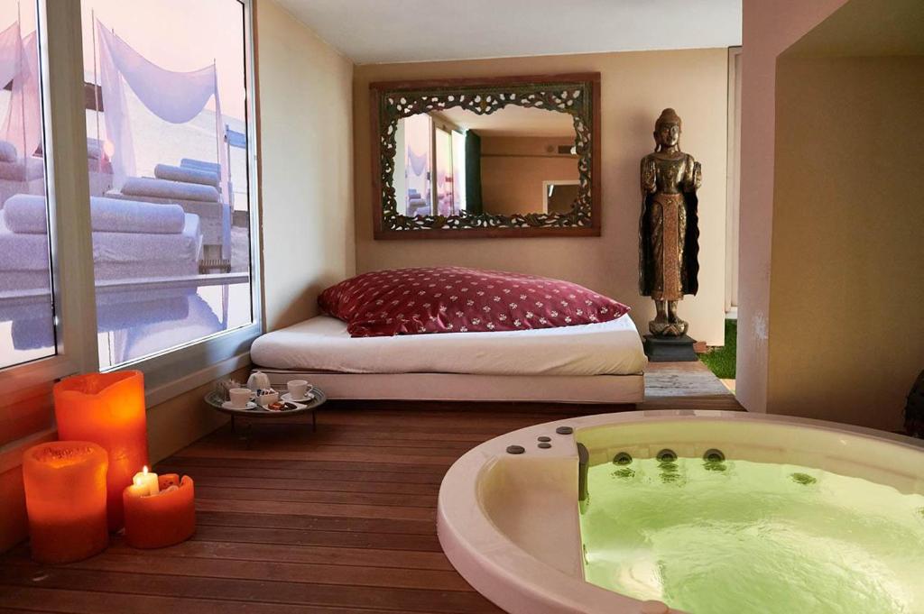 Vistamare Suite في ليدو دي سافيو: حمام مع حوض وسرير مع مرآة