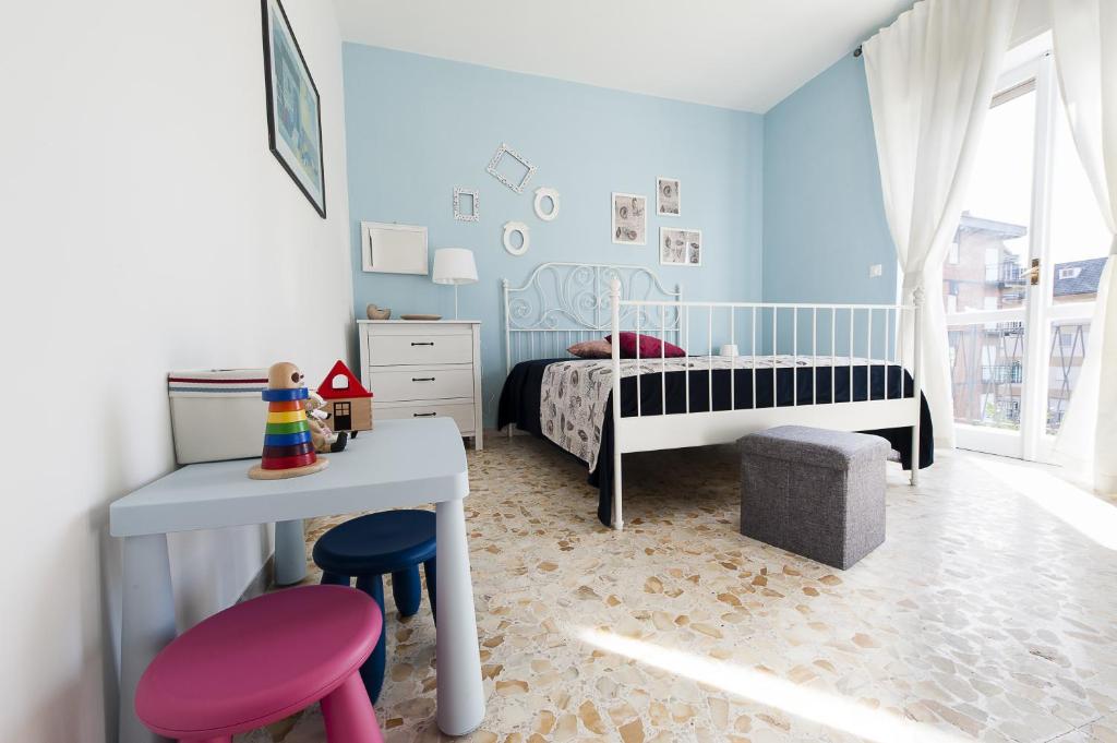 um quarto com uma cama, uma mesa e uma cadeira em Casa Vacanze Circe em Sperlonga
