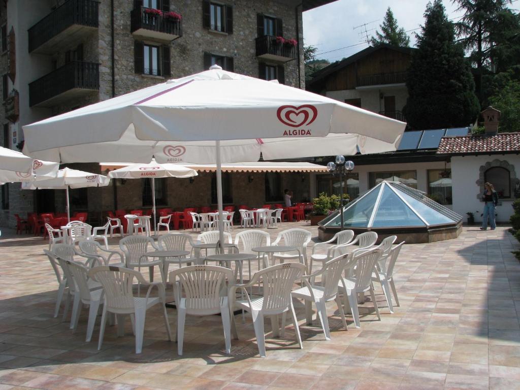 Restoran või mõni muu söögikoht majutusasutuses Hotel Carrara