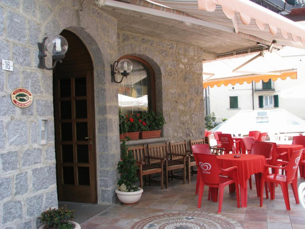 Restoran või mõni muu söögikoht majutusasutuses Hotel Carrara