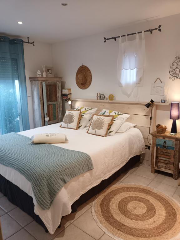 フレジュスにあるJolie petite suite Côte d'Azur.のベッドルーム1室(大型ベッド1台、白いシーツ、枕付)