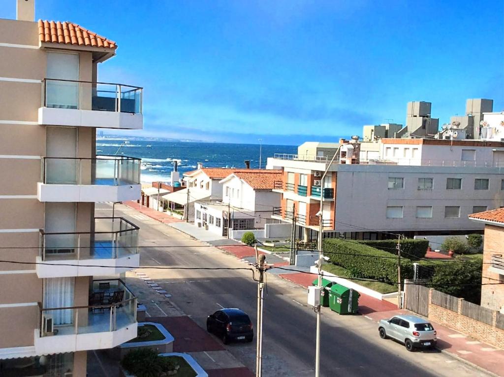 una via cittadina con edifici e l'oceano sullo sfondo di ap frente mar Península Punta Del Este a Punta del Este