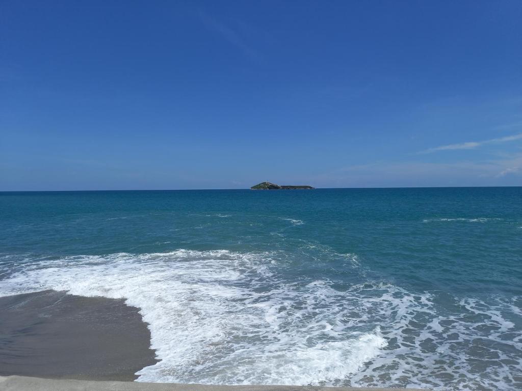 vista sull'oceano con un'isola in lontananza di Togo B&B Farallon a Playa Blanca