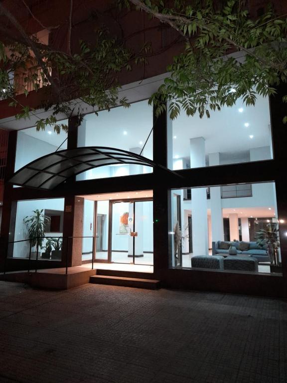 萨尔塔Elsina1的一座带大窗户的建筑,里面配有沙发