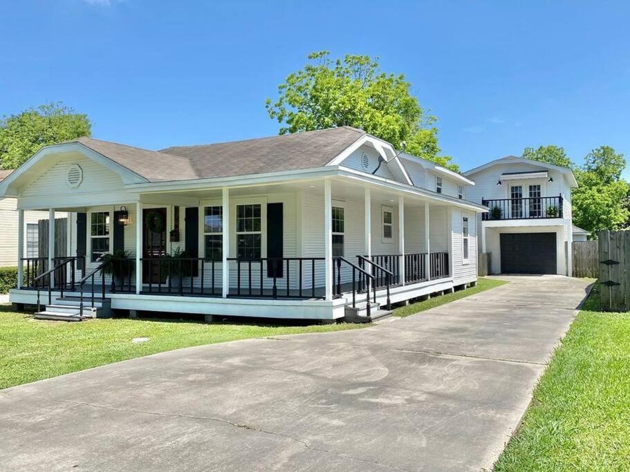 A Nice Home for the whole crew in Groves - Housity