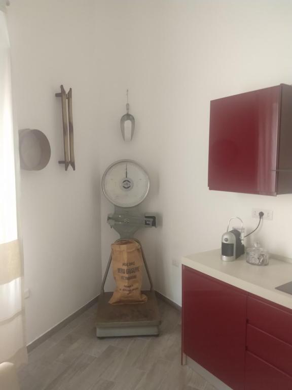 kuchnia z wagą w rogu pokoju w obiekcie A Su Mulinu - Locazione turistica w mieście Pozzomaggiore