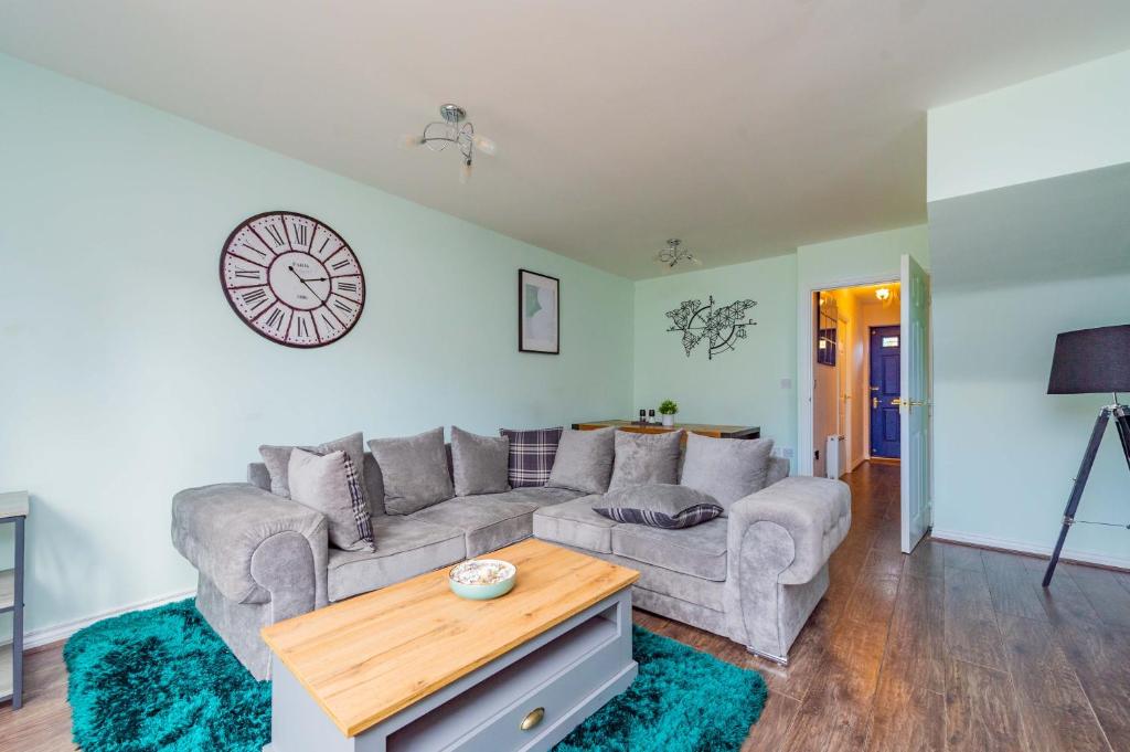 ein Wohnzimmer mit einem Sofa und einem Tisch in der Unterkunft Central Townhouse Tipton - Sleeps 8 - Ideal for Contractors & Families in Tipton