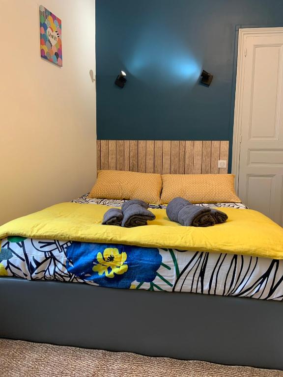 un lit avec un chat dormant sur le dessus dans l'établissement arlequin, à Chinon