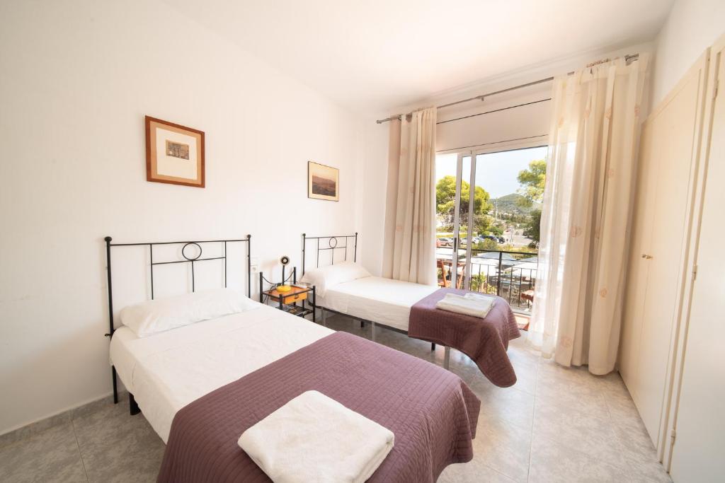 A bed or beds in a room at Sitges Beach Hostal