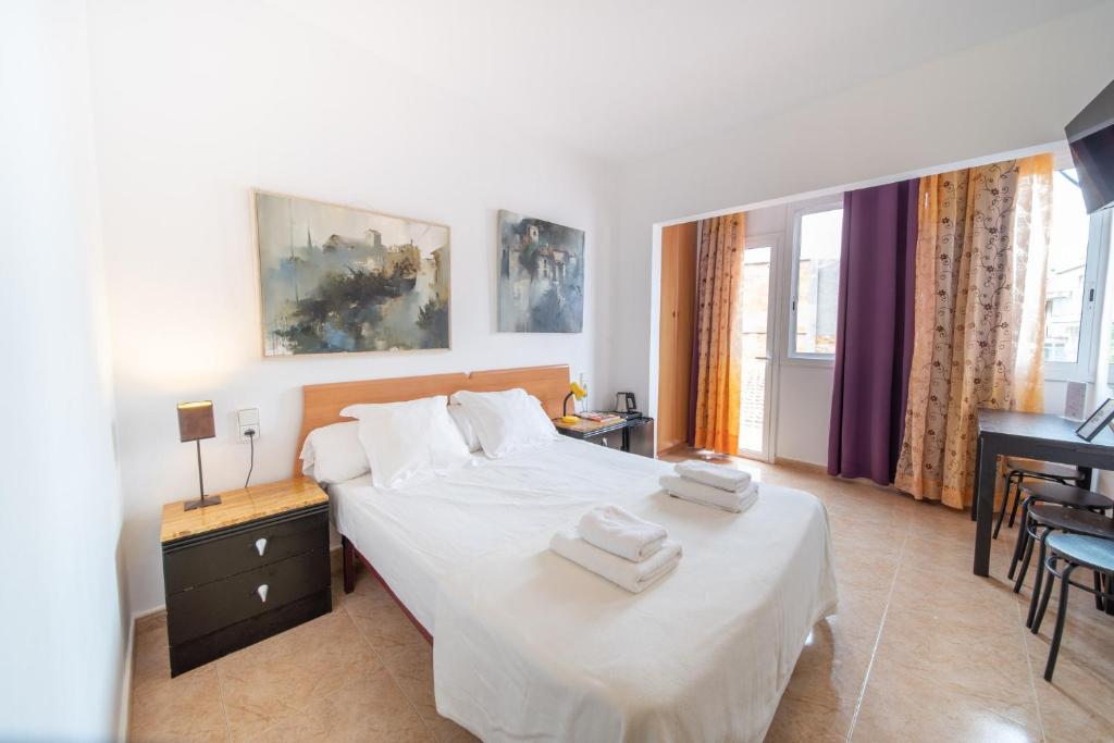 A bed or beds in a room at Sitges Beach Hostal