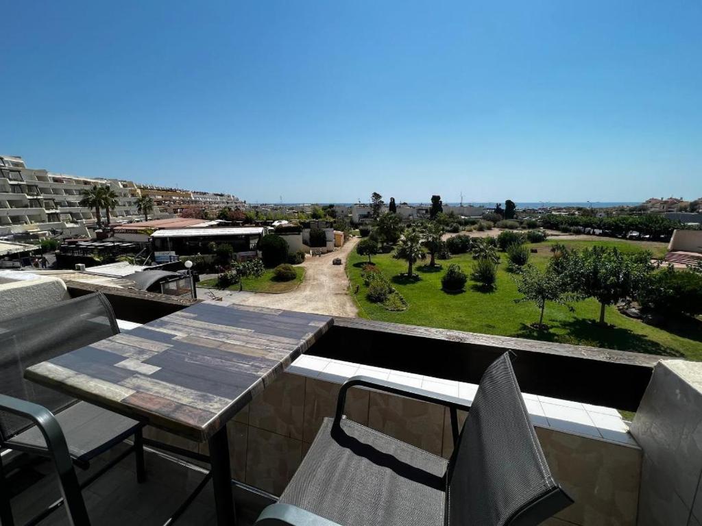 un patio avec une table et des chaises sur un balcon dans l'établissement Sexy Waïki Port Nature 6, au Cap d'Agde