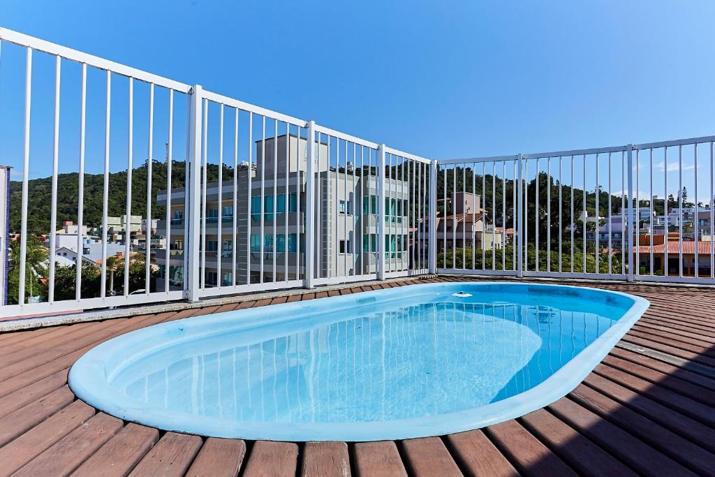 ein Swimmingpool auf dem Deck eines Gebäudes in der Unterkunft 791 - Cobertura com piscina. 200m da PRAIA. BOMBINHAS - CENTRO in Bombinhas