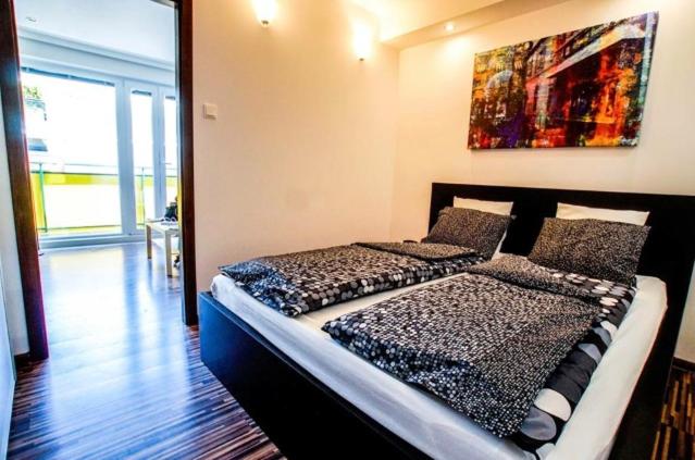 sypialnia z dwoma łóżkami i obrazem na ścianie w obiekcie AM-Residence No. 19 w Wiedniu