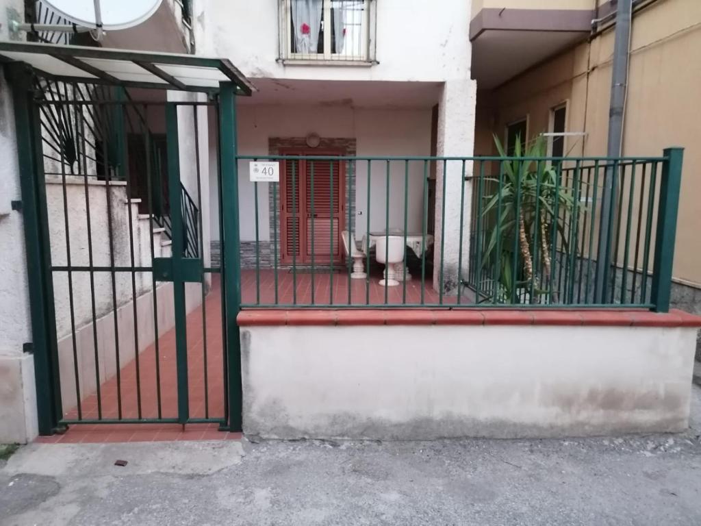 Una puerta a una casa con un perro. en B&B Azzurro en Agropoli