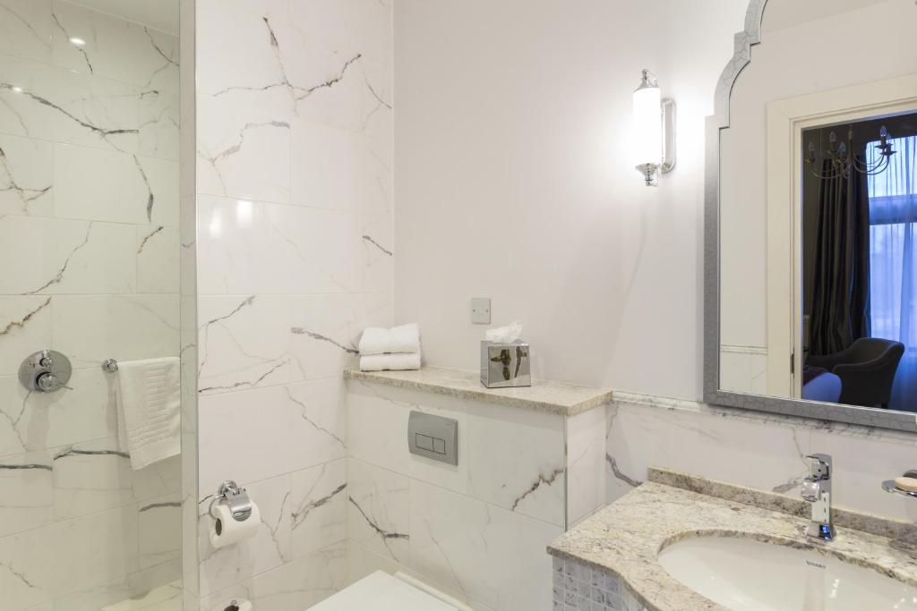St Paul's Hotel - Junior Deluxe Double Room