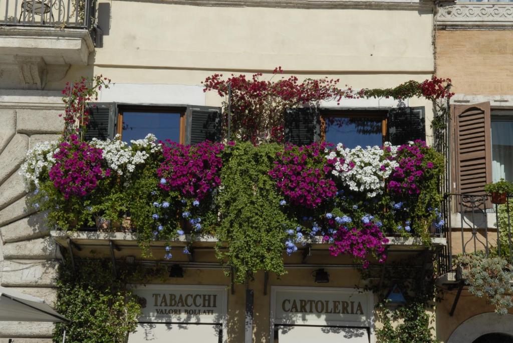 Ein Gebäude mit einem Blumenstrauß auf den Balkonen in der Unterkunft Appartamento Benincampi in Rom