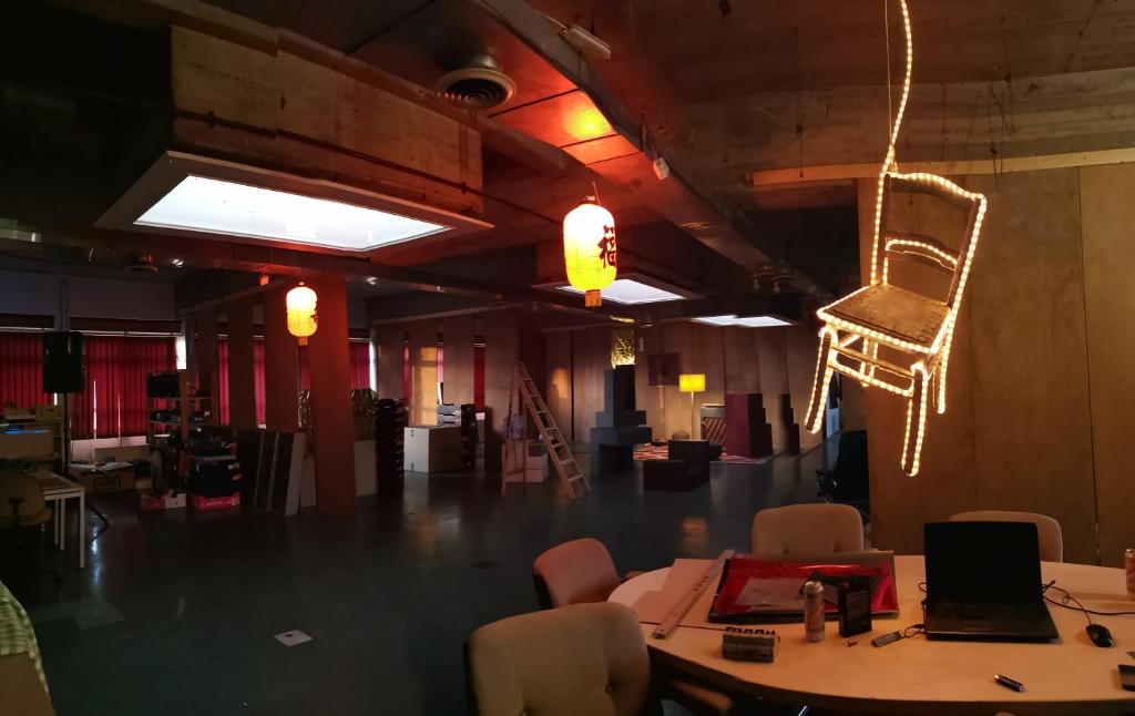 Restaurace v ubytování GHOSTeL 1st - Aventure Alternative - GUEST HOUSE - Arts-Factory-Experience - For artists, makers and open minds - Attention, we are not a hotel and are not adapted for everybody - Read host warnings before reservation - WWW,PROVIDENCE,BE asbl