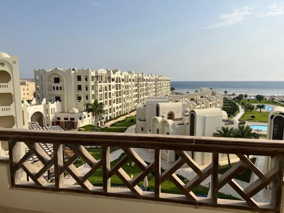 widok z balkonu ośrodka w obiekcie Gravity Joy Apartments Sahl Hasheesh w mieście Hurghada