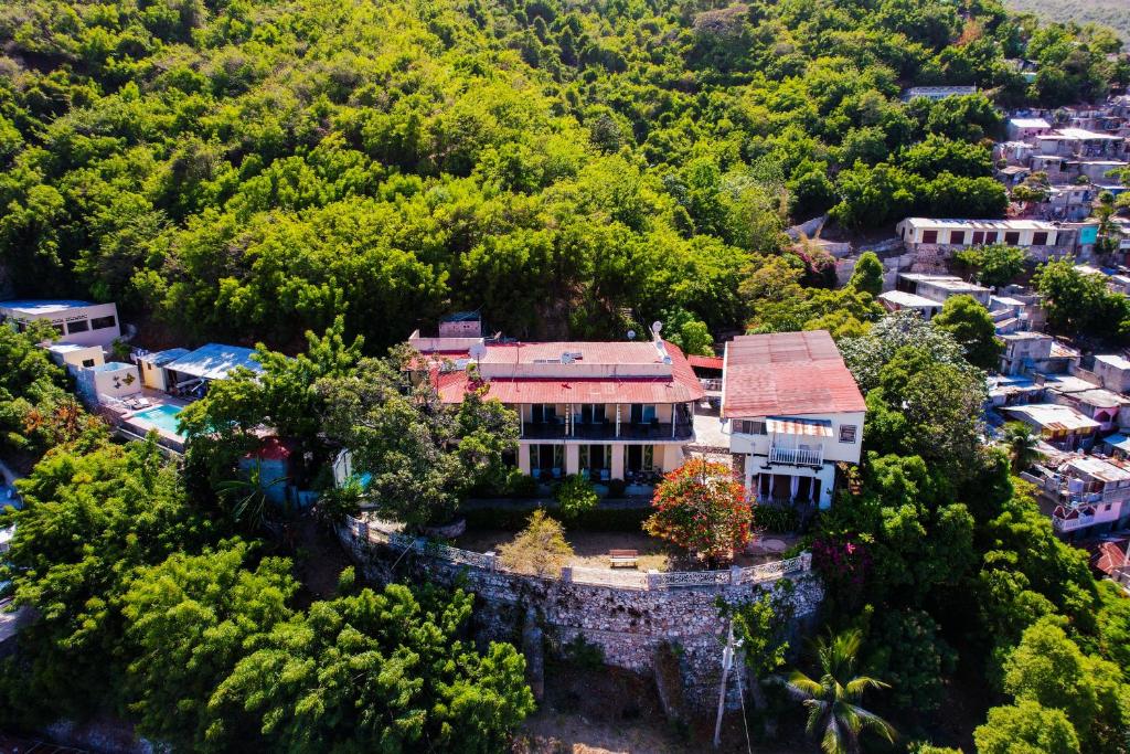 an aerial view of a house in a forest at Habitation Des Lauriers in Cap-Haïtien