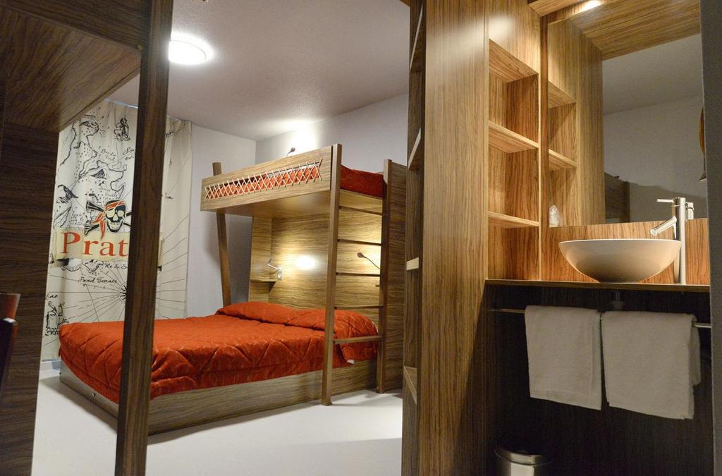 シャッスヌイユ・デュ・ポワトにあるHôtel Du Parc - Piratesのバスルーム(二段ベッド2台、シンク付)