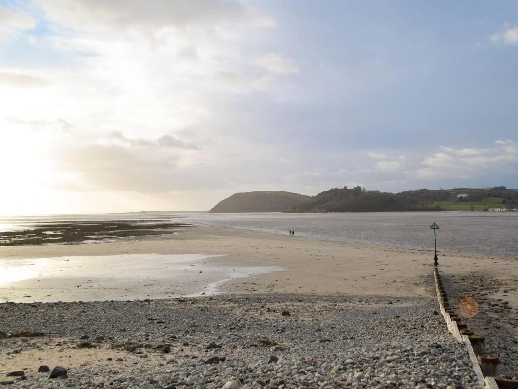 a view of the beach from the shoreline at Horton View Cottage in Ferryside